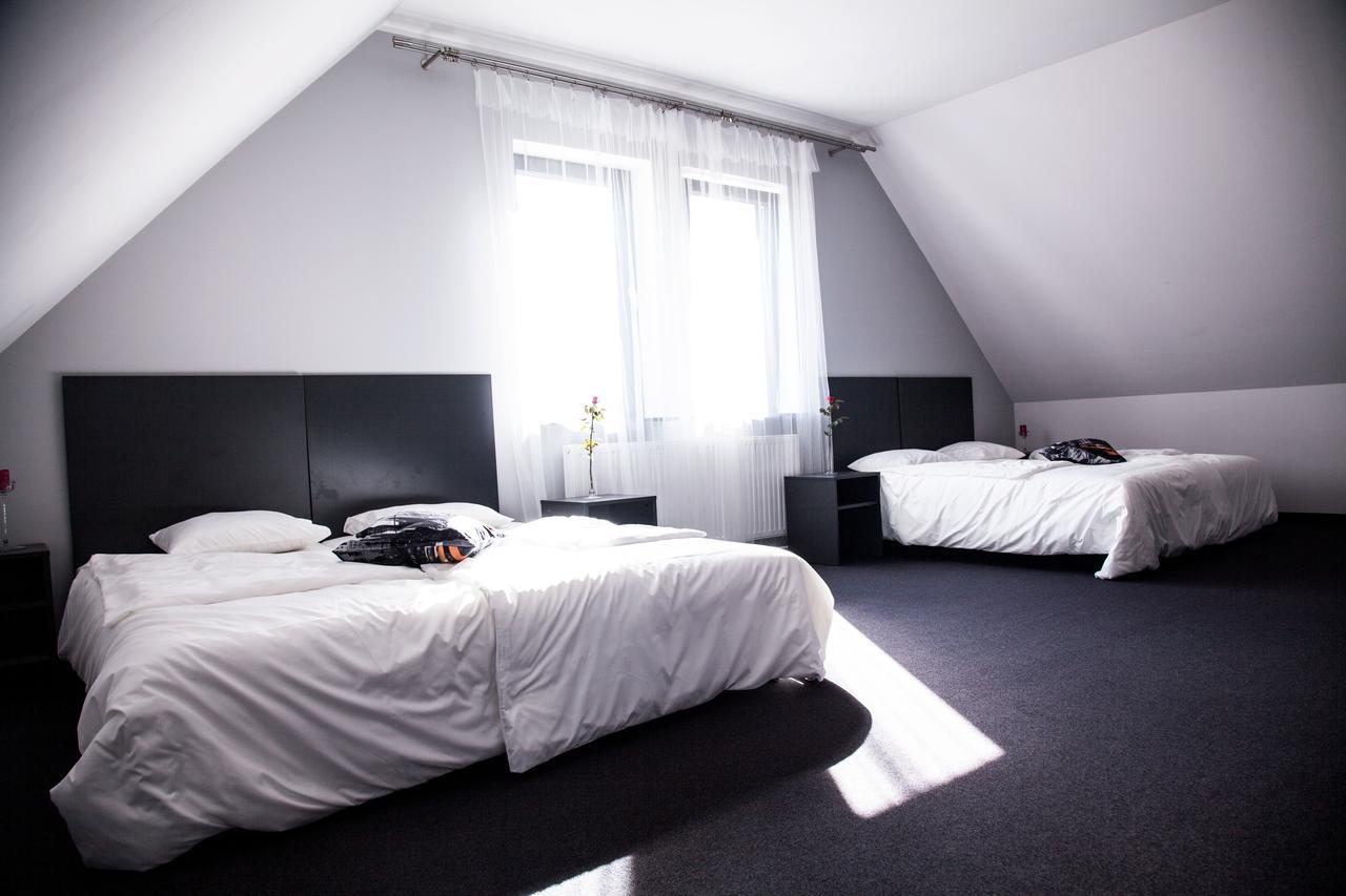 Bed and Breakfast Essenza Party Center à Świdnica Extérieur photo
